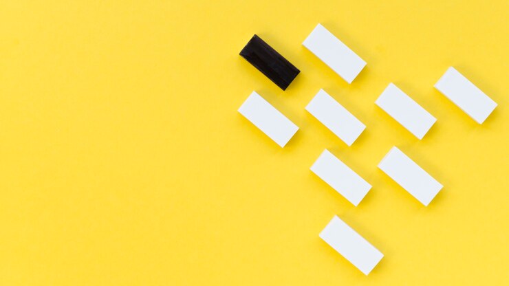 Foto gratuito colección de ladrillos blancos junto a uno negro con espacio de copia