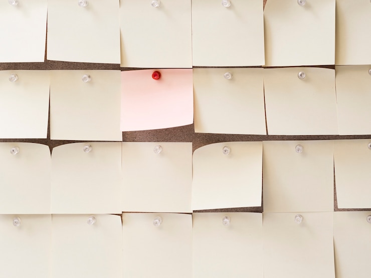 Foto gratuito colección de notas adhesivas que rodean una rosa