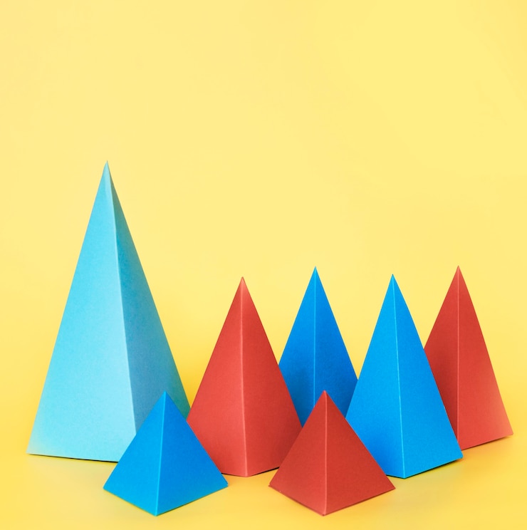Foto gratuito colección de objetos de papel geométrico