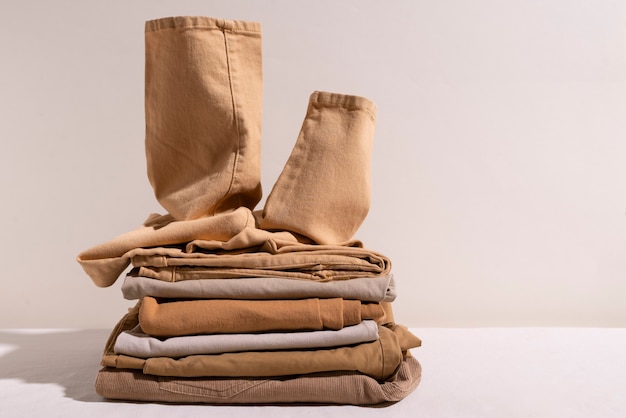 Foto gratuita colección de pantalones en tonos beige.