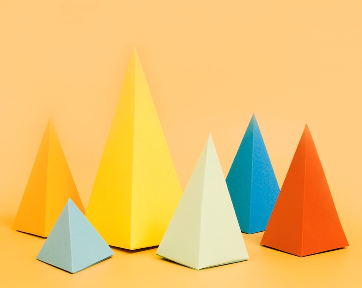 Foto gratuito colección de papel triangular en mesa