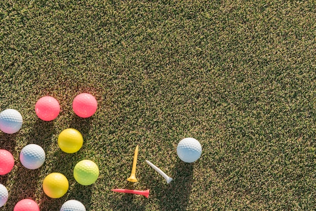 Foto gratuita colección de pelotas de golf planas con espacio de copia