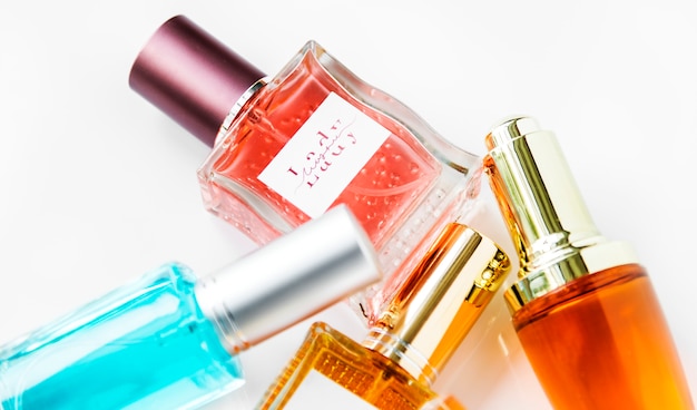 Foto gratuita colección de pequeñas botellas de perfume
