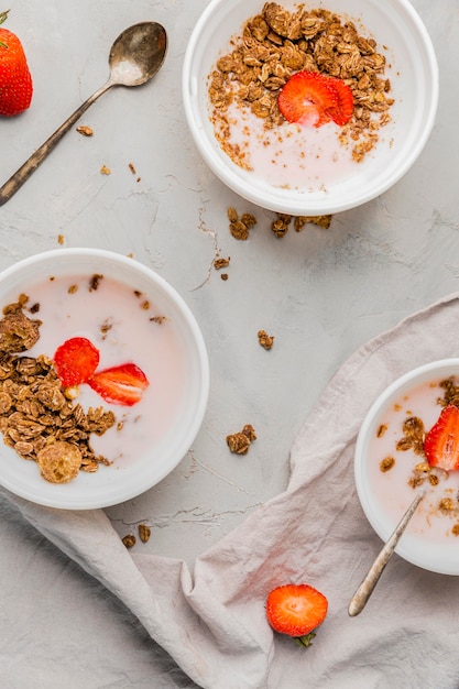 Colección de platos de desayuno con granola y fresa.