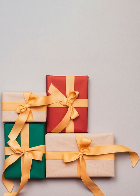 Colección de regalos de navidad con cinta dorada