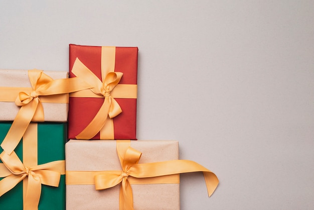 Colección de regalos de navidad con cinta dorada