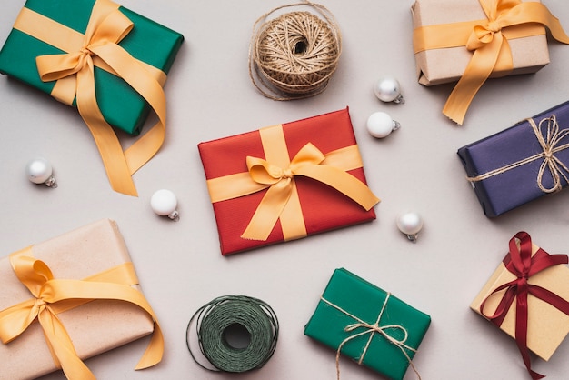 Colección de regalos de navidad con cuerdas y globos