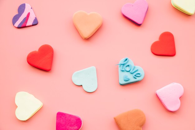 Colección de sabrosas galletas de colores frescos en forma de corazones