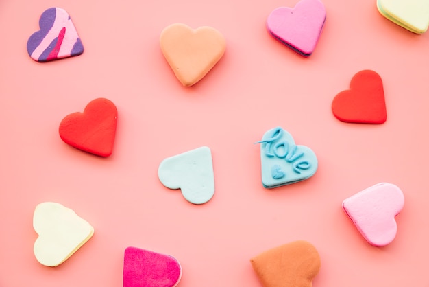 Colección de sabrosas galletas de colores frescos en forma de corazones