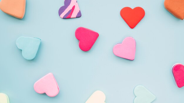 Colección de sabrosas galletas frescas en forma de corazones