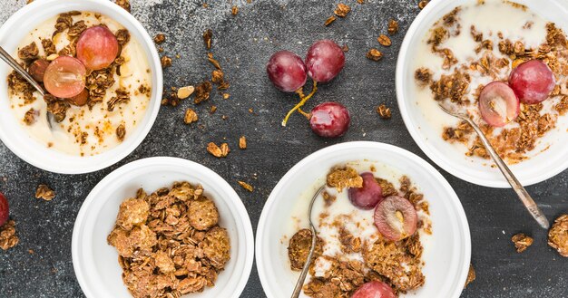 Colección de tazones de desayuno con uvas