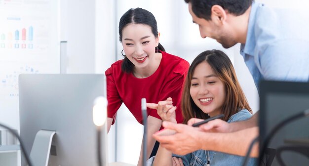 Colega asiático amigo masculino y femenino reunión de vestimenta informal consultar trabajar juntos con diversión y felicidad exitosa lluvia de ideas en el lugar de trabajo socios comerciales relación ideas concepto