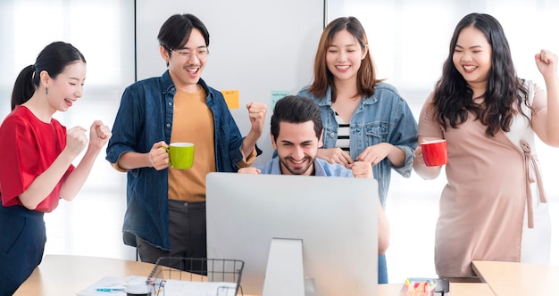 Colega asiático amigo masculino y femenino reunión de vestimenta informal consultar trabajar juntos con diversión y felicidad exitosa lluvia de ideas en el lugar de trabajo socios comerciales relación ideas concepto