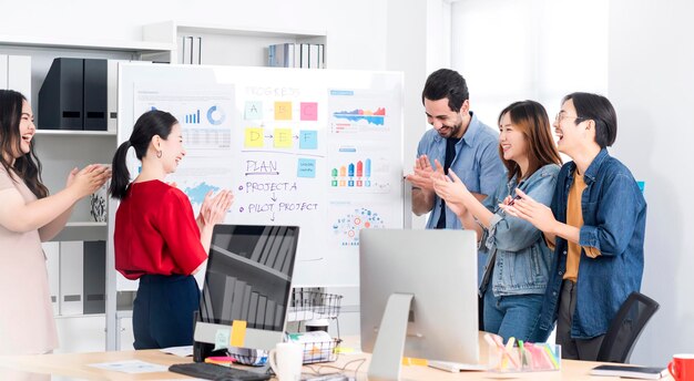 Colega asiático amigo masculino y femenino reunión de vestimenta informal consultar trabajar juntos con diversión y felicidad exitosa lluvia de ideas en el lugar de trabajo socios comerciales relación ideas concepto