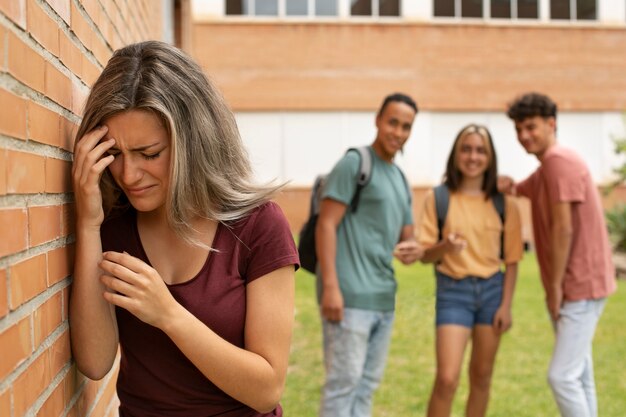 Colegas acosando a una niña en la escuela tiro medio