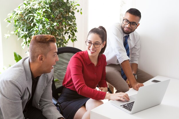 Colegas alegres disfrutando del trabajo en equipo