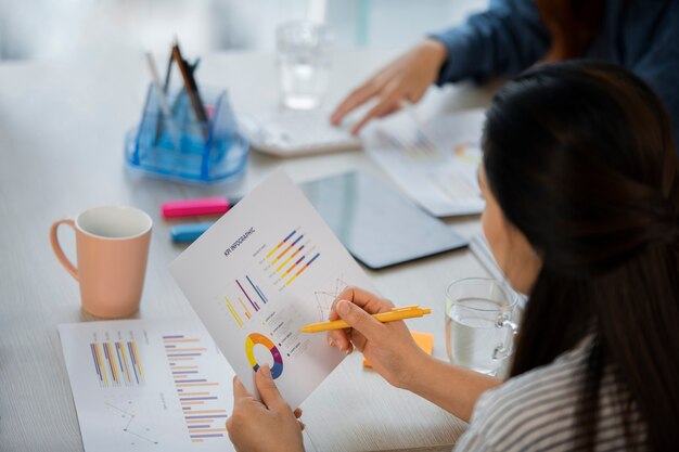 Colegas de alto ángulo trabajando juntos