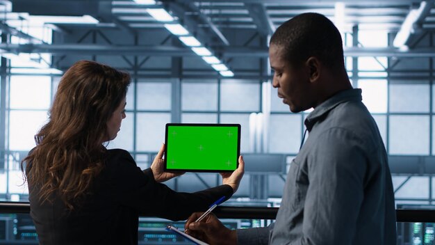 Los colegas del centro de datos utilizan el dispositivo de clave de croma de pantalla verde para monitorear la instalación