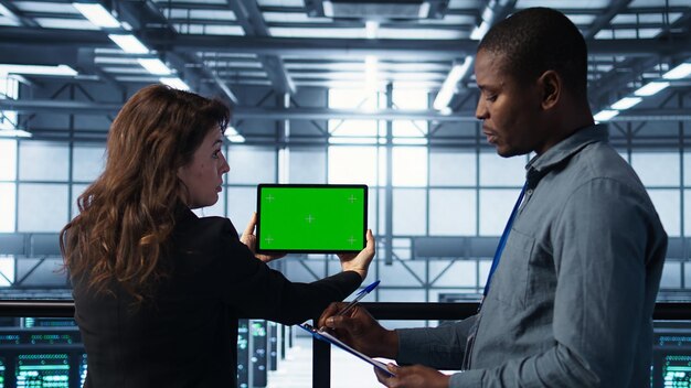 Los colegas del centro de datos utilizan el dispositivo de clave de croma de pantalla verde para monitorear la instalación