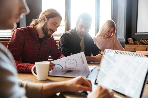 Colegas concentrados sentados en la oficina y coworking.