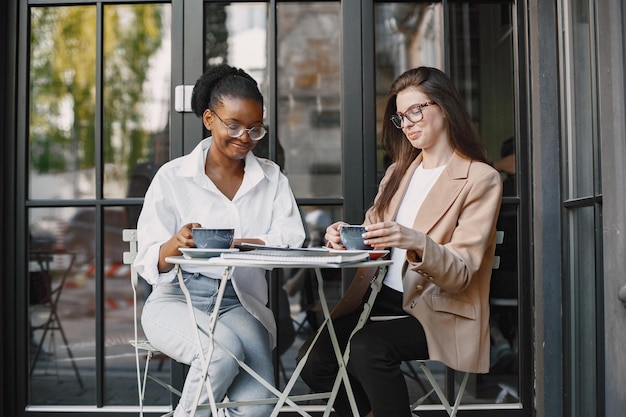 Colegas discutiendo datos en el café al aire libre.