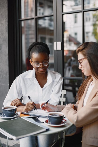 Colegas discutiendo datos en el café al aire libre.