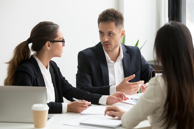 Colegas discutiendo la estrategia de negocios en la oficina