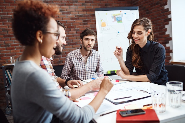 Colegas discutiendo nuevas ideas en la reunión de negocios.