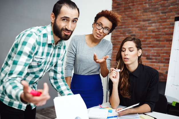 Colegas discutiendo nuevas ideas en la reunión de negocios.