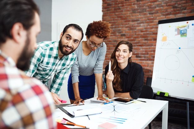 Colegas discutiendo nuevas ideas en la reunión de negocios.