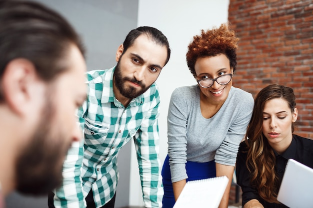 Colegas discutiendo nuevas ideas en la reunión de negocios.