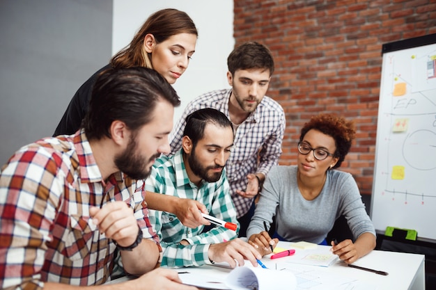 Colegas discutiendo nuevas ideas en la reunión de negocios.