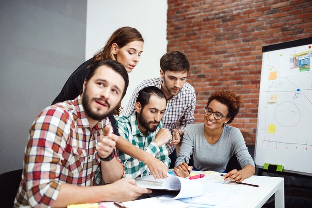 Colegas discutiendo nuevas ideas en la reunión de negocios.