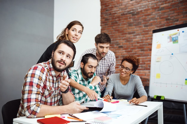 Colegas discutiendo nuevas ideas en la reunión de negocios.