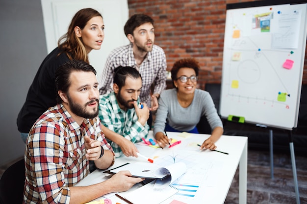 Foto gratuita colegas discutiendo nuevas ideas en la reunión de negocios.