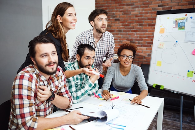 Colegas discutiendo nuevas ideas en la reunión de negocios.