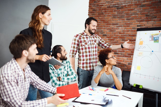 Colegas discutiendo nuevas ideas en la reunión de negocios.