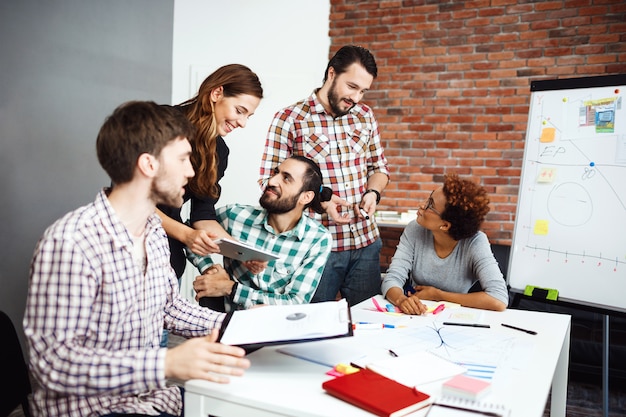 Colegas discutiendo nuevas ideas en la reunión de negocios.