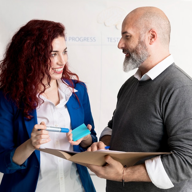 Foto gratuita colegas discutiendo el plan de negocios