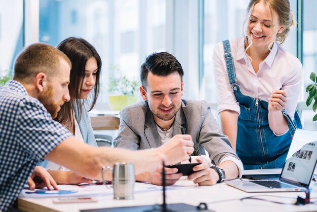 Colegas discutiendo planes en el teléfono inteligente