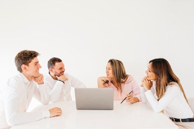 Foto gratuita colegas discutiendo y riendo en la oficina