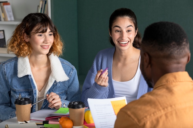 Colegas discutiendo sobre sus notas durante la sesión de estudio