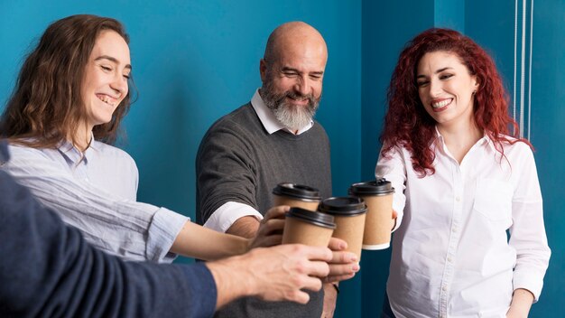 Colegas disfrutando de un café juntos