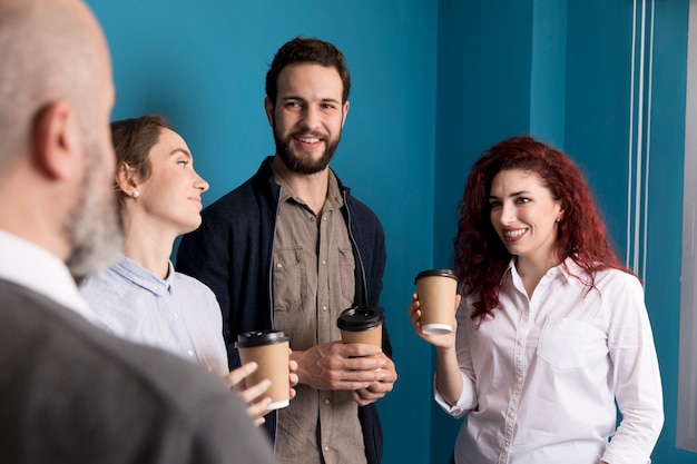 Colegas disfrutando de un café en la oficina