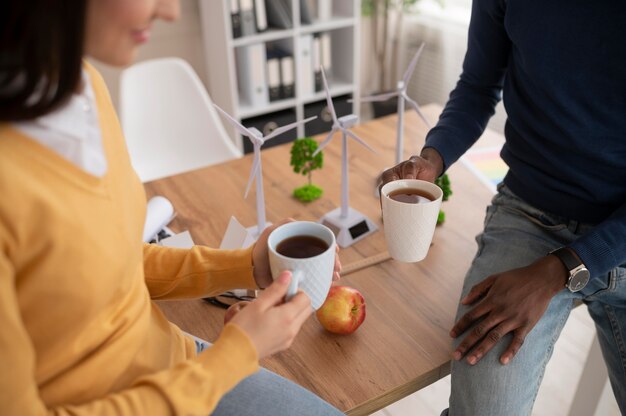 Colegas disfrutando de una taza de café