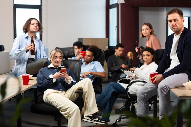 Colegas divirtiéndose en un evento de negocios