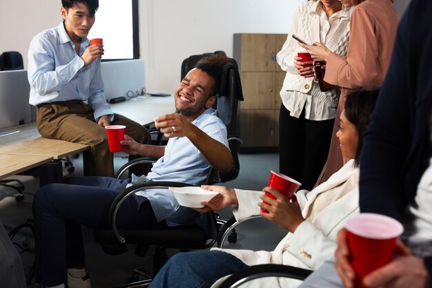 Colegas divirtiéndose en un evento de negocios