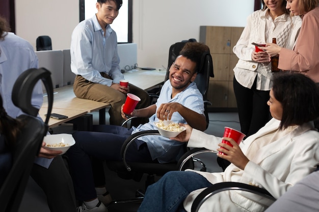 Colegas divirtiéndose en un evento de negocios