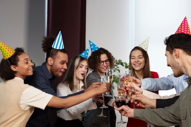 Colegas divirtiéndose en un evento de negocios