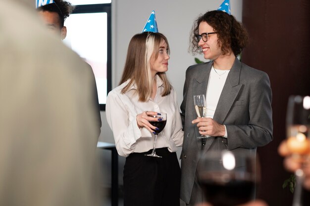 Colegas divirtiéndose en un evento de negocios